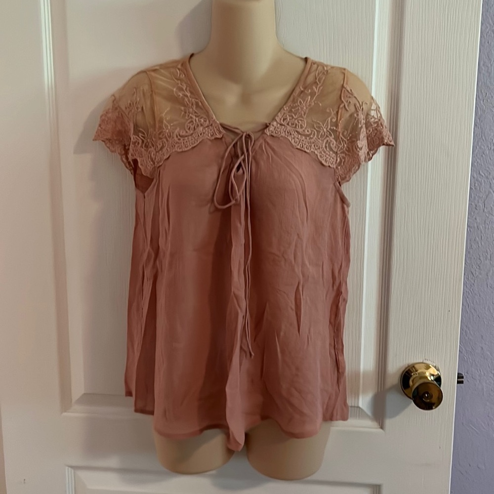 GUC MINE S Lace Shoulders and back shirt.